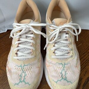 ASICS Kayano Women's Cream and Mint Light Show Running Shoes like new